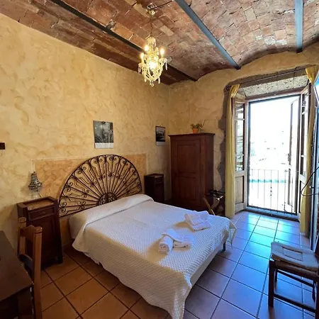 Affittacamere Licenza N.1 Presso La Magica Torre Pitigliano Exterior photo
