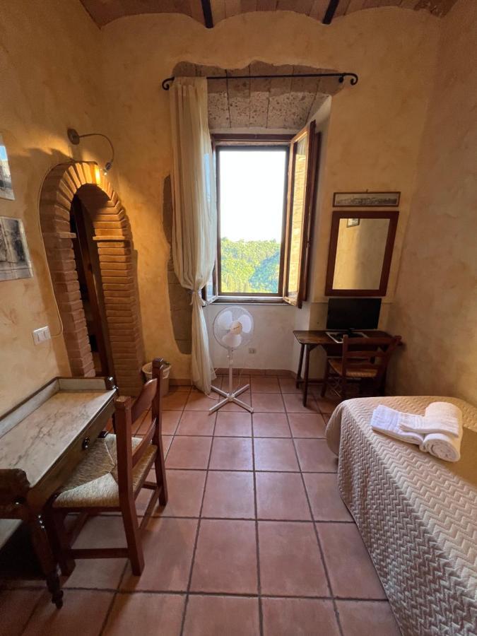 Licenza N.1 Presso La Magica Torre Pitigliano